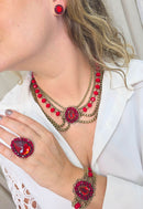Colar Fortaleza de crucifixo com pedras e cristais vermelho e venezianas no banho ouro velho