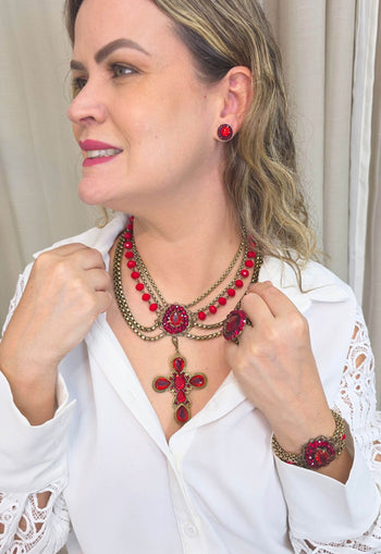 Colar Fortaleza de crucifixo com pedras e cristais vermelho e venezianas no banho ouro velho