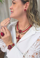Colar Fortaleza de crucifixo com pedras e cristais vermelho e venezianas no banho ouro velho