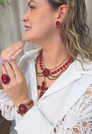 Colar Fortaleza de crucifixo com pedras e cristais vermelho e venezianas no banho ouro velho
