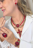Colar Fortaleza de crucifixo com pedras e cristais vermelho e venezianas no banho ouro velho