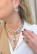 Colar Sarabi de elos prata e dourado com pingente de crucifixo de pedras