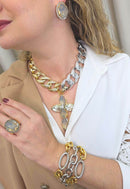 Colar Sarabi de elos prata e dourado com pingente de crucifixo de pedras