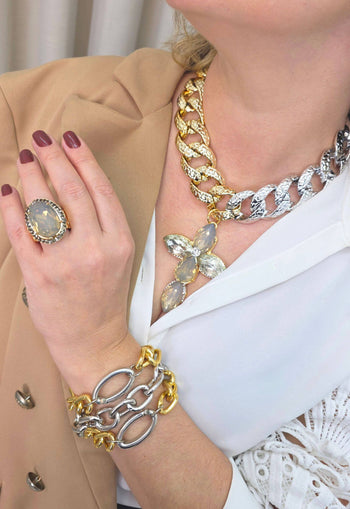 Colar Sarabi de elos prata e dourado com pingente de crucifixo de pedras
