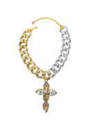 Colar Sarabi de elos prata e dourado com pingente de crucifixo de pedras