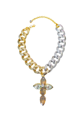 Colar Sarabi de elos prata e dourado com pingente de crucifixo de pedras