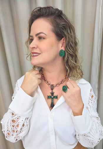 Colar Ester Verde Esmeralda com pignente de cruz banhado no vintage