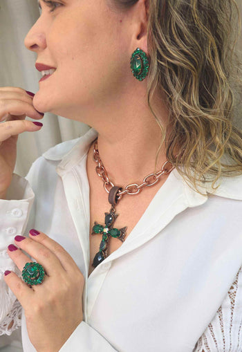 Colar Ester Verde Esmeralda com pignente de cruz banhado no vintage