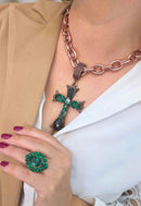 Colar Ester Verde Esmeralda com pignente de cruz banhado no vintage