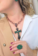 Colar Ester Verde Esmeralda com pignente de cruz banhado no vintage