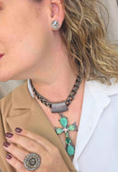 Colar Ester: Religioso com Crucifixo de Pedras Verdes e Corrente no Grafite | Must-Have da Dai