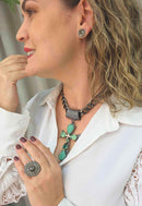 Colar Ester: Religioso com Crucifixo de Pedras Verdes e Corrente no Grafite | Must-Have da Dai