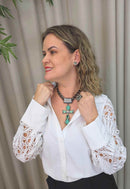 Colar Ester: Religioso com Crucifixo de Pedras Verdes e Corrente no Grafite | Must-Have da Dai
