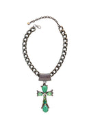Colar Ester: Religioso com Crucifixo de Pedras Verdes e Corrente no Grafite | Must-Have da Dai