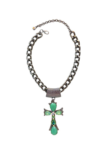 Colar Ester: Religioso com Crucifixo de Pedras Verdes e Corrente no Grafite | Must-Have da Dai