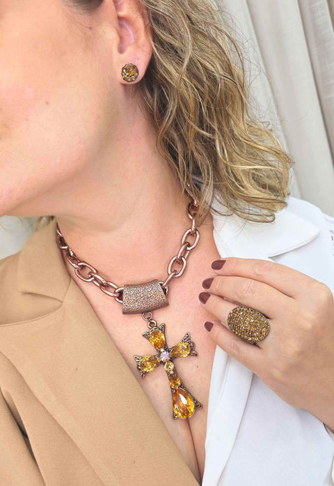 Colar Ester: Religioso com Crucifixo de Pedras Topaz e Corrente no Vintage | Sucesso na Sahara
