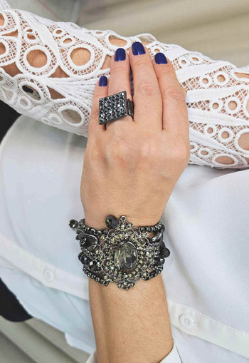 Pulseira Telma com pingente e pedras hematite e black diamond banhado no grafite