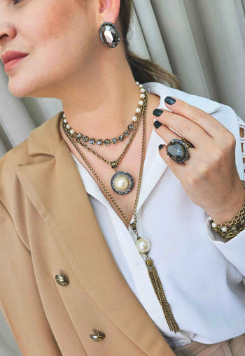 Colar Sucesso ouro velho com perolas e pedras black diamond