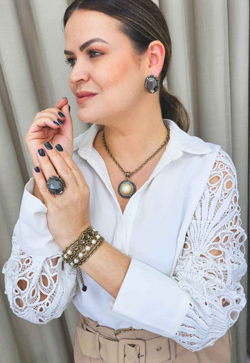 Colar Sucesso ouro velho com perolas e pedras black diamond