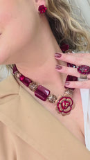 Colar Kalu de resinas vermelhas e pingente de flor com strass vermelho