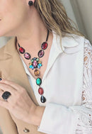 Colar Zoz de com pingente e pedras coloridas e veneziana preta