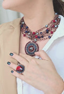Colar Momentos azul e vermelho com pedras e pingente banhado no vintage