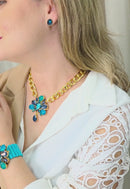 Colar Paola Turquesa: Moderno com Pedras Azuis e Correntaria no Dourado | Destaque no seu Look