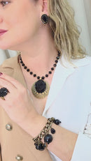 Colar Janira com pedras pretas e pingente ouro velho