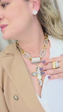 Colar Sarabi de elos prata e dourado com pingente de crucifixo de pedras