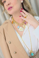 Colar Ritmos da Areia com pingentes de conchas pedras coloridas e correntes douradas