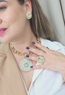 Colar Malta de elos dourado e pingente com pedras em verde claro