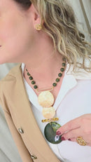 Colar Diniz de resina verde com pingente de metal dourado