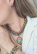 Colar Arminda luxo com perolas e cristais cobreados e verde banhado no ouro velho