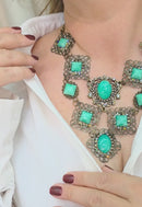 Maxi Colar Margarete: Luxuoso com Pedras Verde Água e Strass Black Diamond no Ouro Velho | Peça Exclusiva