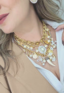 Maxi colar Zena gold com mix de pingentes pedras cristais e douradas