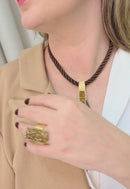 Colar Potira de cordão marrom e pedra de gota azul com detalhes em dourado