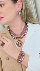 Maxi Colar Dakota com mix de venezianas perolas marrons e pingente vintage