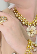 Maxi Colar Nilcéia: Glamour com Pingente de Flor Dourada, Pérolas e Correntes no Dourado | Look de Festa