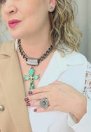 Colar Ester: Religioso com Crucifixo de Pedras Verdes e Corrente no Grafite | Must-Have da Dai