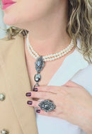 Colar Adelina de pérolas com pingente de pedras hematite e gotas