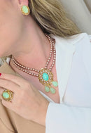 Colar Marbella: Pérolas Rose e Pedras Verde Água no Dourado | Peça Exclusiva