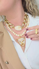 Colar Trancoso com resinas, elos dourados e pingente de onça com strass cristal
