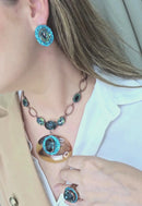 Colar Propósito de resina marrom com pedras verdes e azuis banhado no vintage