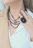 Colar Autêntica com mix de correntes pedras pretas e pingente de onça black diamond