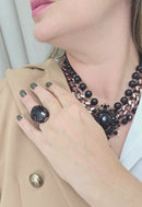 Colar Telma com pingente e pedras pretas banhado no vintage