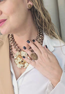 Maxi colar Florinda com perolas cobreadas e pingente de flor dourada luxo
