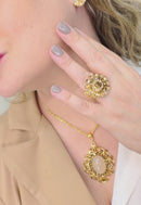 Colar Raridade dourado com pingente de strass e veneziana dourada