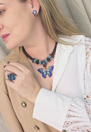 Maxi colar Petúnia com borboleta azul no banho vintage