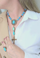 Colar Oceana Luz de pedras azuis com pingente de crucifixo ouro velho