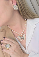 Colar de borboleta Marion esmaltada e com pedras grafite banhado no dourado